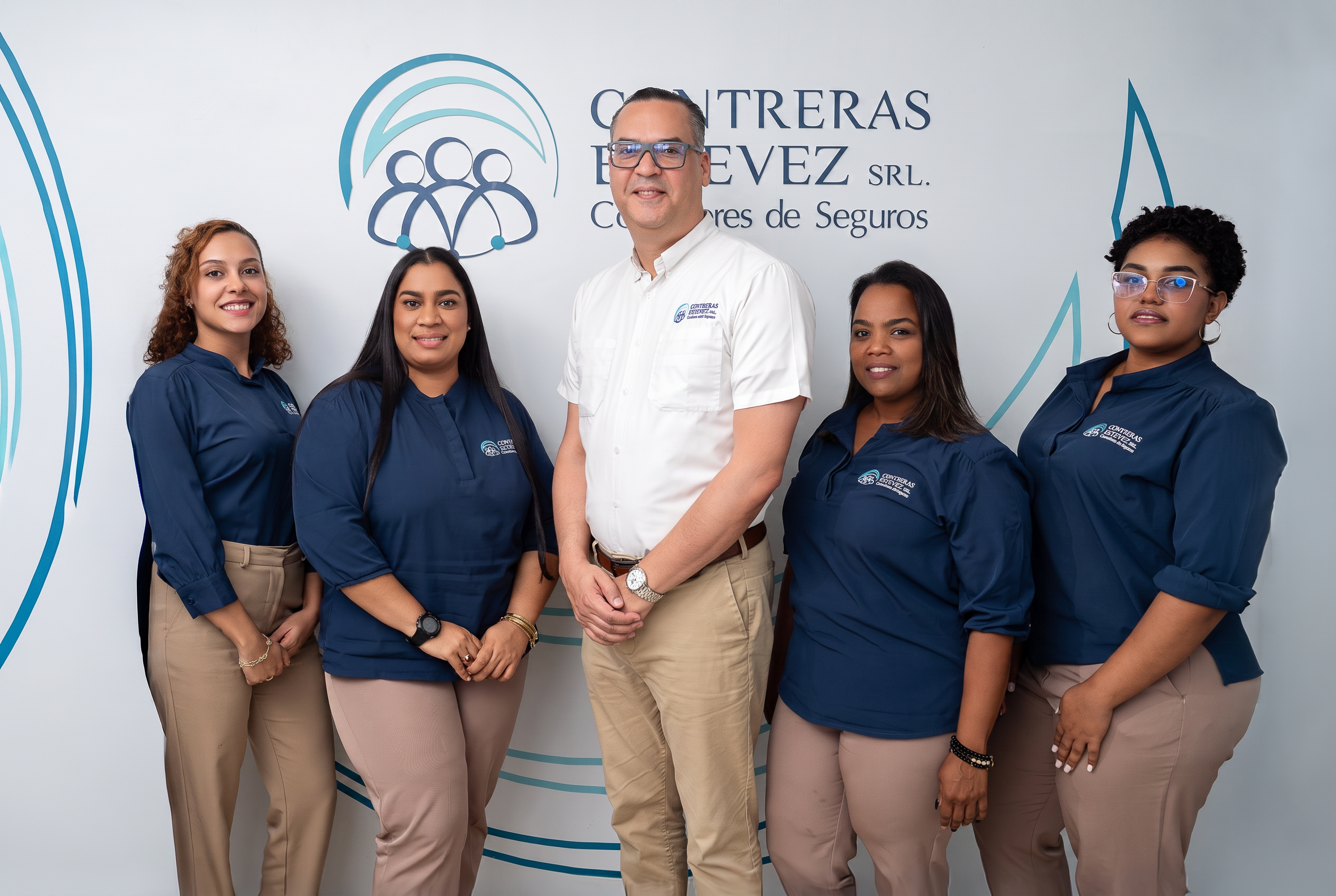 Equipo de Contreras Estévez Corredores de Seguros en su oficina de Santiago.